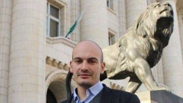 Полицаи арестуваха разследващи журналисти, пускат ги след "нощ с белезници насред полето"