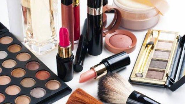 Измамници точат сметки чрез сайтове с фалшива козметика