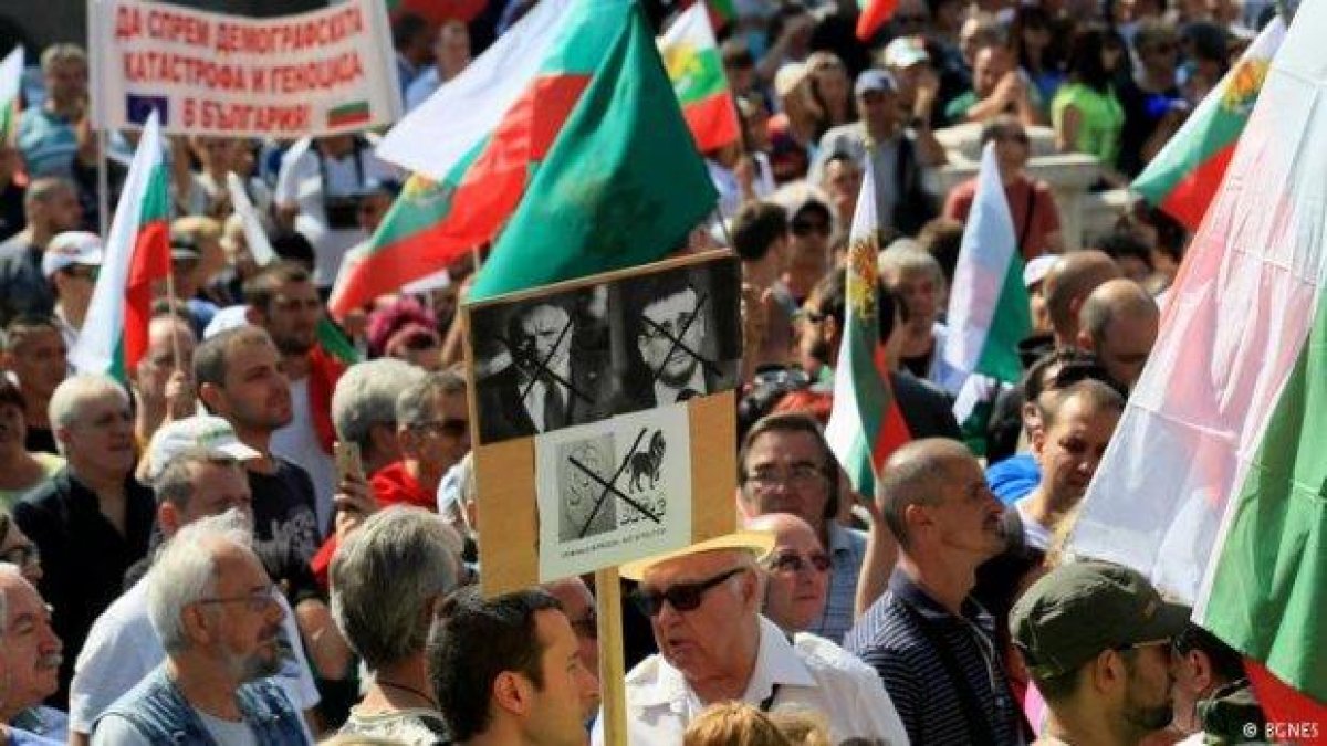 Защо беше този странен протест в София?