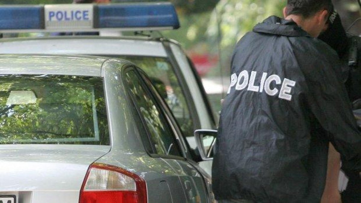 Психичноболният мъж, който уцели полицай, стрелял по майка си, но тя се отдръпнала