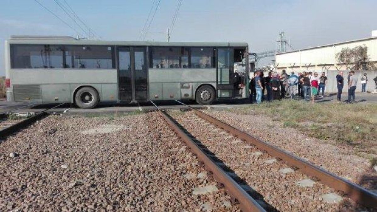 Работници от "Винпром Карнобат" блокираха ЖП линията Бургас-София