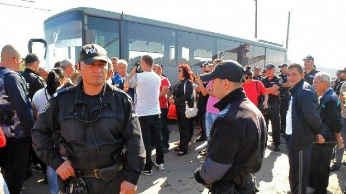 Протестиращи служители на Миню Стайков нападнаха митничари