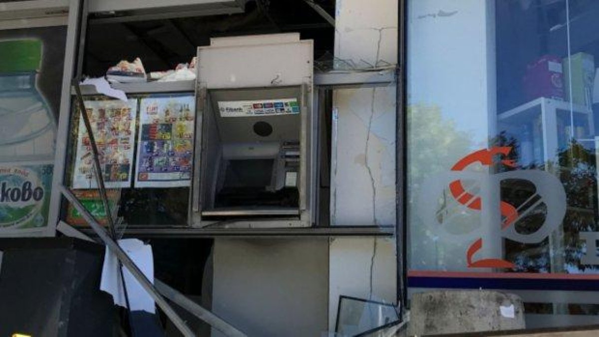 Пак взривиха банкомат, откраднати са поне 50 000 лева