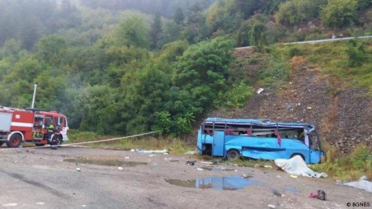 Вижте как разследват катастрофата край Своге