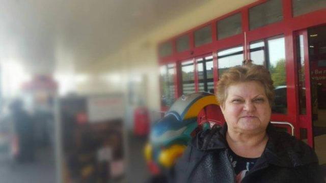 Ученици подариха екскурзия на любимата си "леличка" по случай пенсионирането ѝ