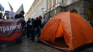 Майките на деца с увреждания прекараха нощта в палатки пред МС