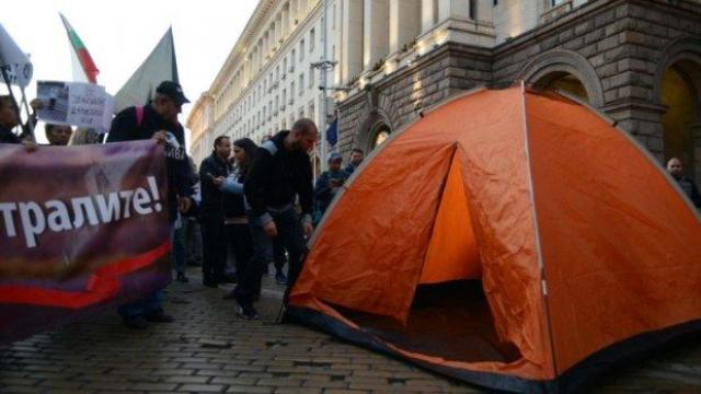 Майките на деца с увреждания прекараха нощта в палатки пред МС