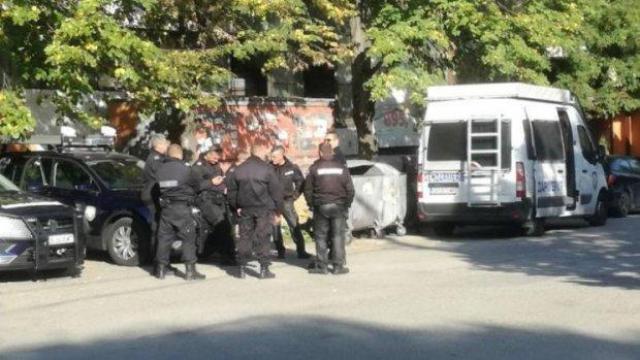Петима роми нападнаха полицаи в Гълъбово, жандармерия охранява града