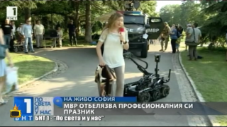 Полицаи се шегуват с репортерка, пощипват я с робот
