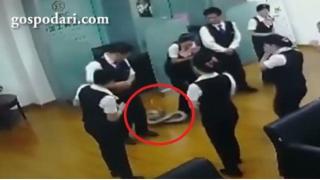 Питон пада от тавана на банка в Китай (видео)