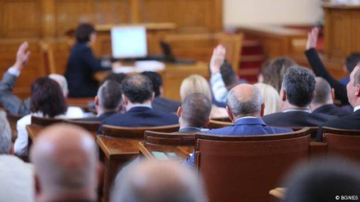 Един вот, два въпроса и един предизвестен резултат