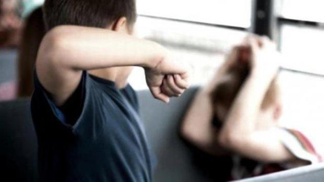 Момче е в болница, съученик му заби химикалка в лицето