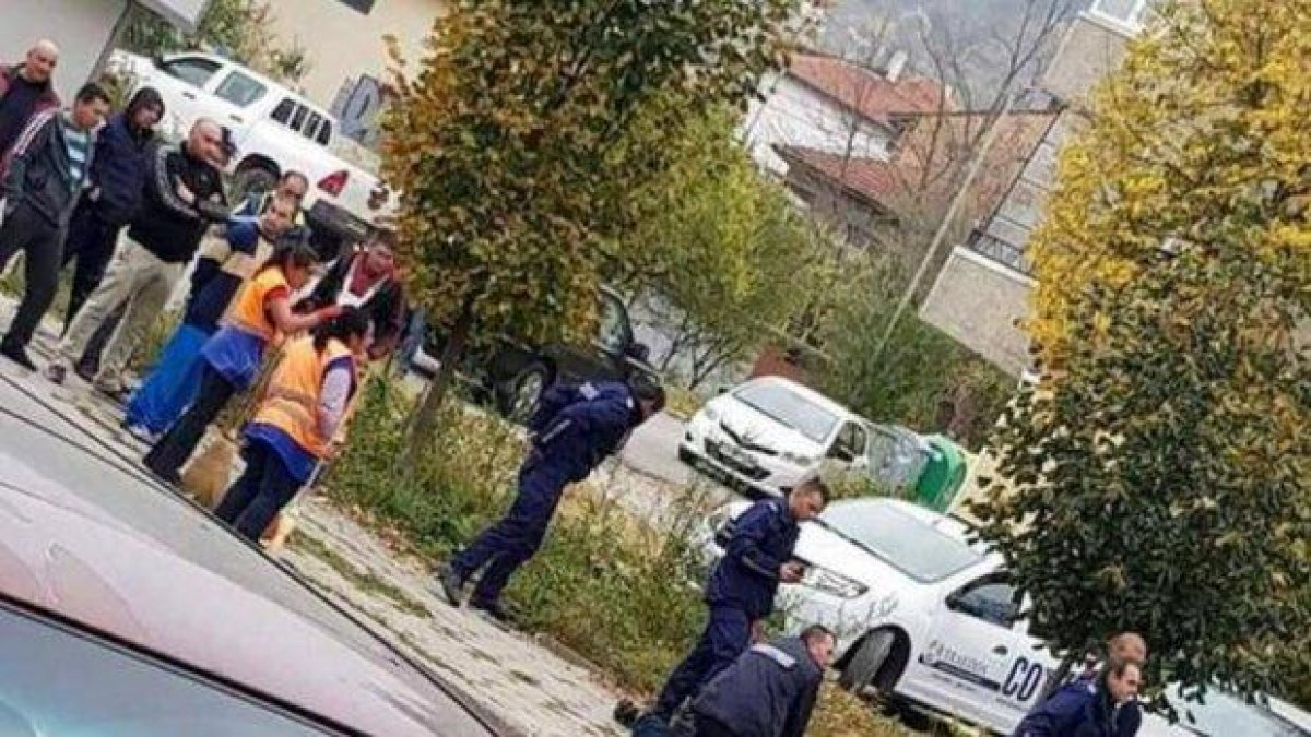 Психично болен нападна полицаи със сатър