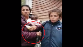 Пияни ромки се разхождат с бебе и бутилка алкохол в ръка