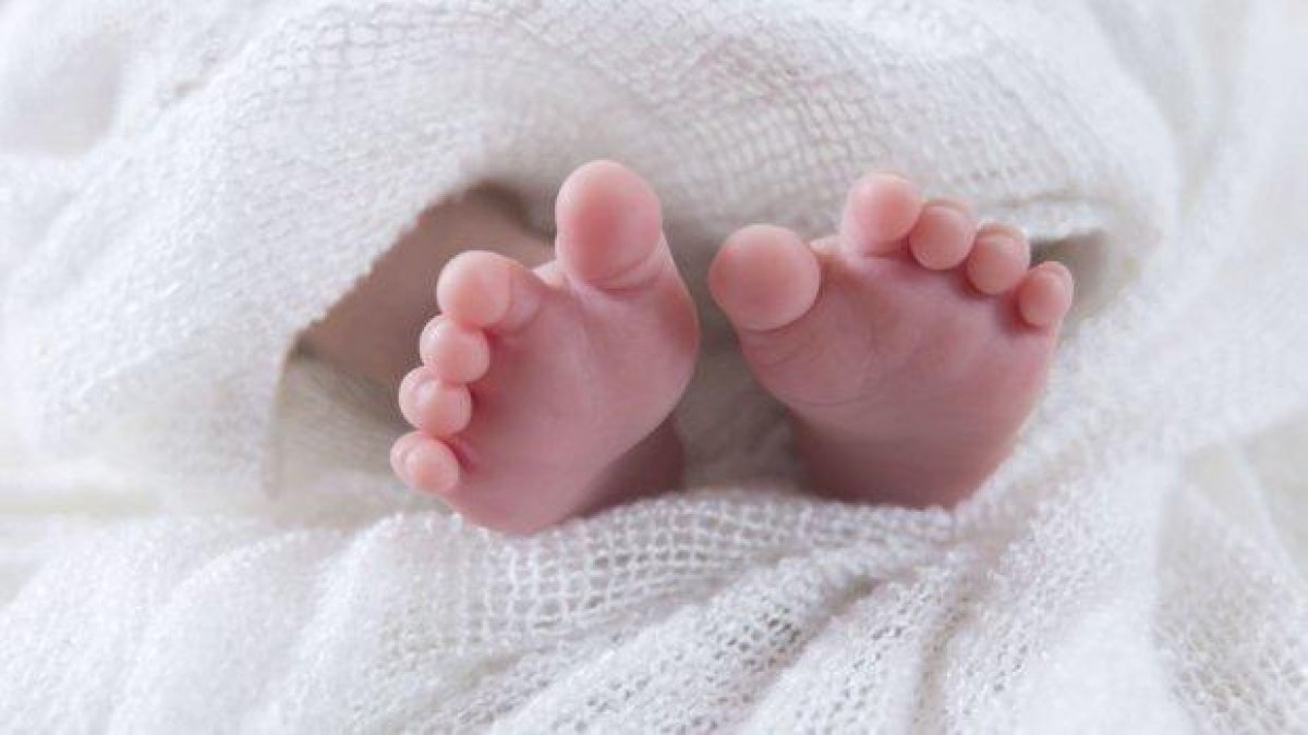 Бебе се роди при "полеви" условия заради затворена болница