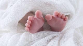 Бебе се роди при "полеви" условия заради затворена болница