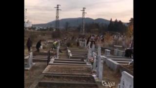 Роми опустошават гробища на Архангелова задушница (видео и снимки)