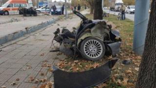 БМВ се разцепи на две след сблъсък с друга кола в Пловдив (видео)