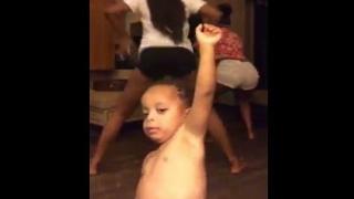 Сладко бебе проваля заснемането на клип на туърк танц (видео)