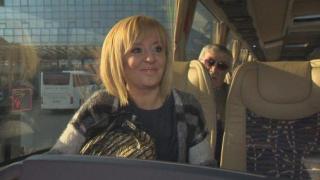 Мая Манолова се качи на автобус за Стара Загора, за да отиде на работна среща