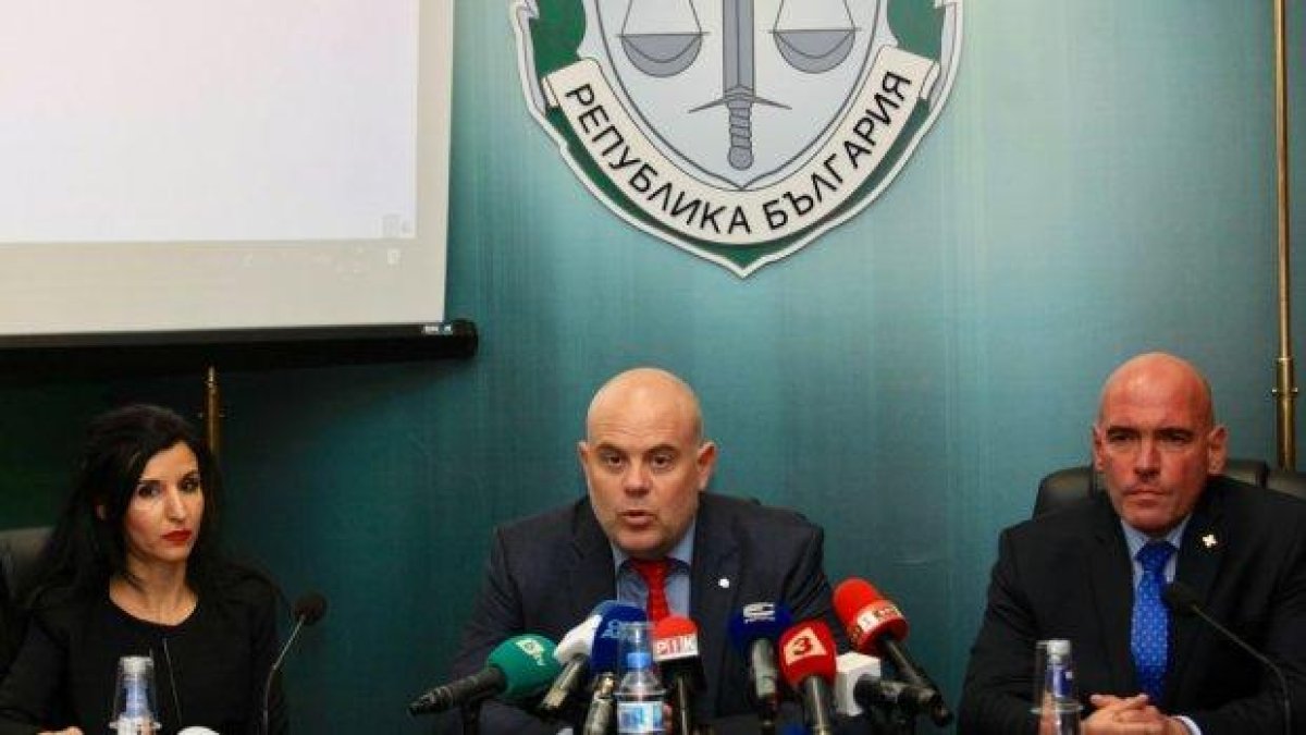 Разбиха престъпна група, точила сметки в интернет