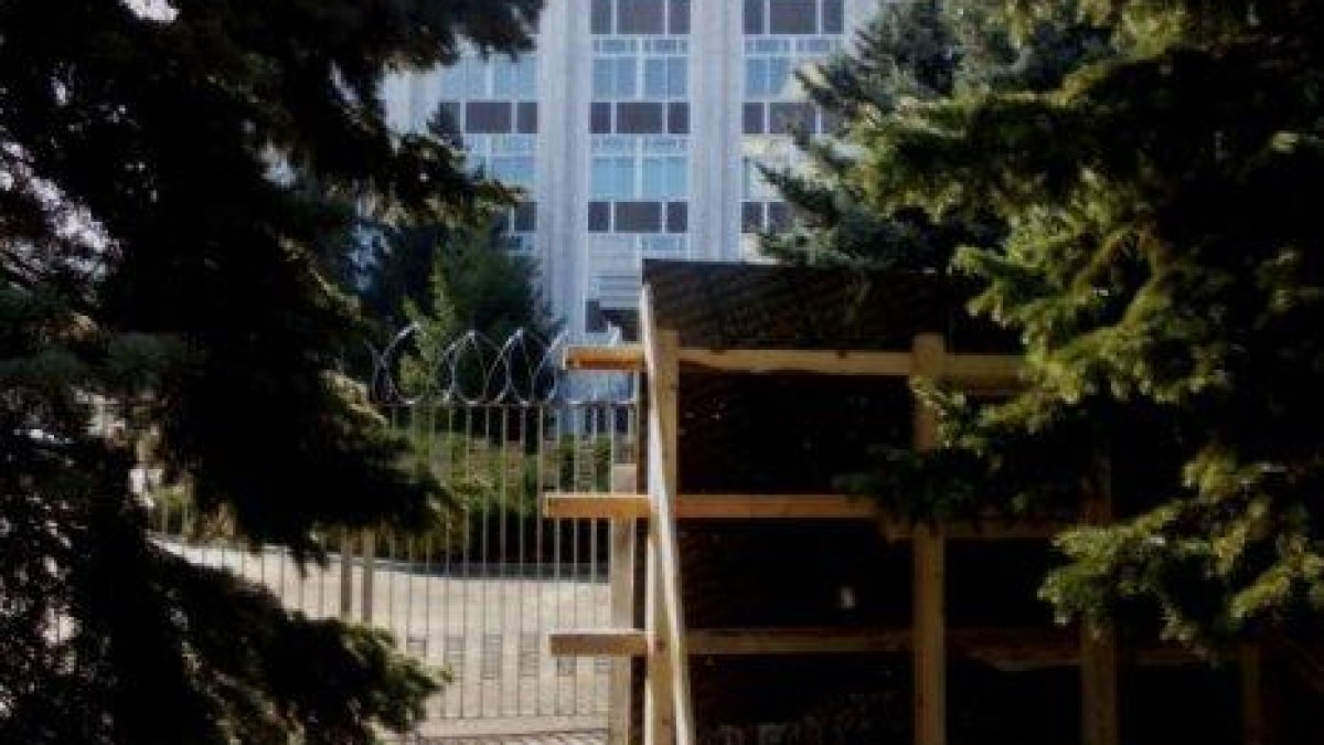 3-метрова бетонна стена ще скрие посолството на Русия (снимки)