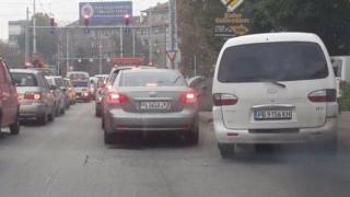 Тротоарите не са пречка за пловдивски тарикат (ВИДЕО)