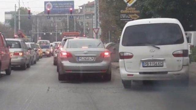 Тротоарите не са пречка за пловдивски тарикат (ВИДЕО)