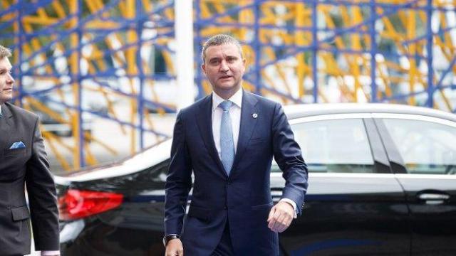 Финансовият министър одобри бонусите в Търговския регистър, но само за някои