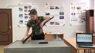 Момиче разглобява автомат "Калашников" за 11 секунди (видео)
