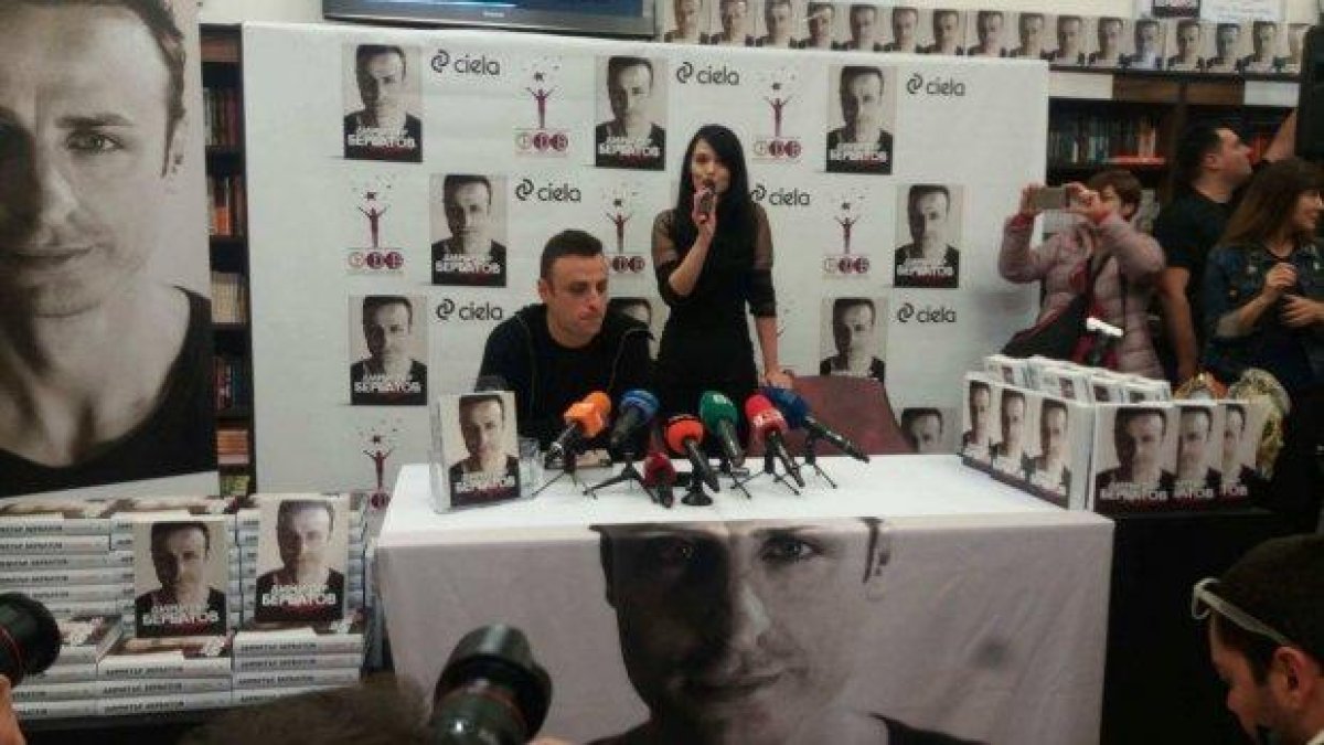 Димитър Бербатов представи автобиографията си "По моя начин"