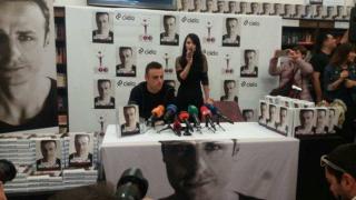 Димитър Бербатов представи автобиографията си "По моя начин"