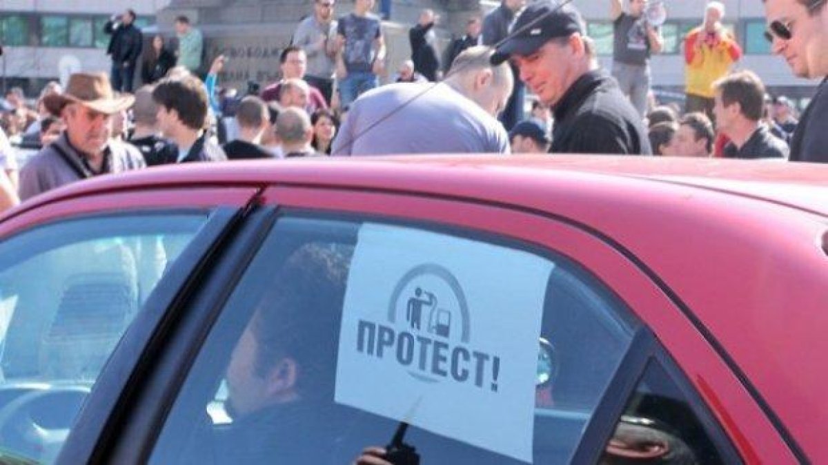 Национален протест срещу високите цени на горивата блокира трафика в цялата страна