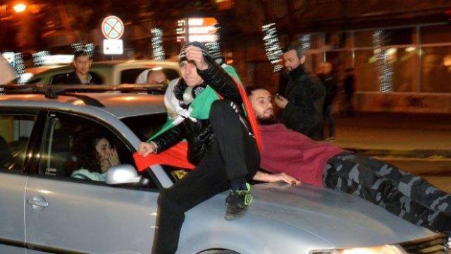 Напрежението ескалира в поредния ден на масови протести (снимки)