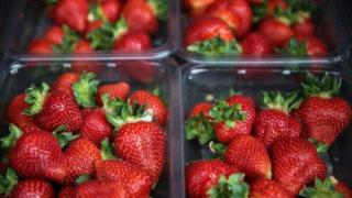 Виетнамка слагала игли в ягоди, продавани в австралийските супермаркети