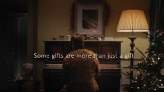 Елтън Джон участва новата реклама за Коледа на John Lewis (видео)