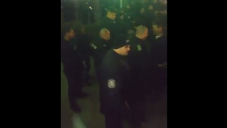 Полицаи демонстрират уважение към протестиращи в Перник (видео)