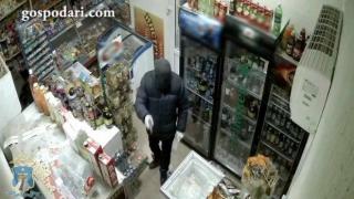 Жена се изправя срещу крадец с пистолет само с тояга (видео)