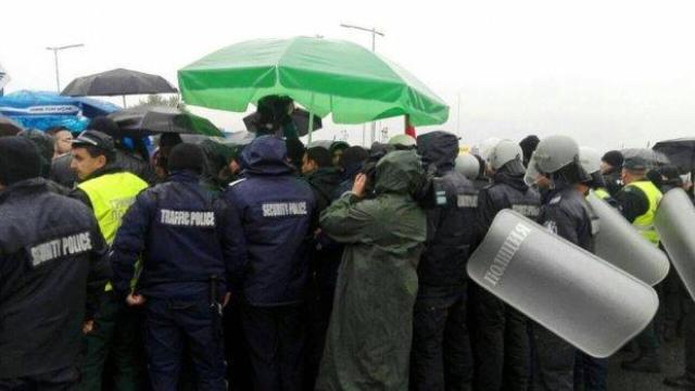 За полицейско насилие на ГКПП-Кулата съобщи протестиращ
