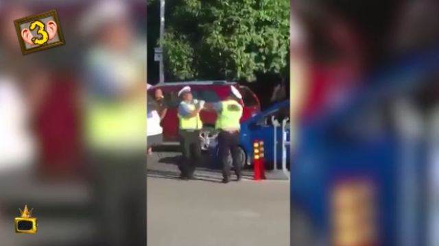 Полицаи се бият, граждани ги разтървават