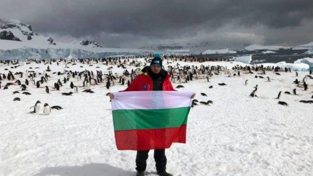 Петър Стойчев е световен шампион по плувен маратон на Антарктида