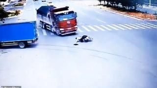 Моторист се размина на косъм от смъртта след два удара от камиони (ВИДЕО)
