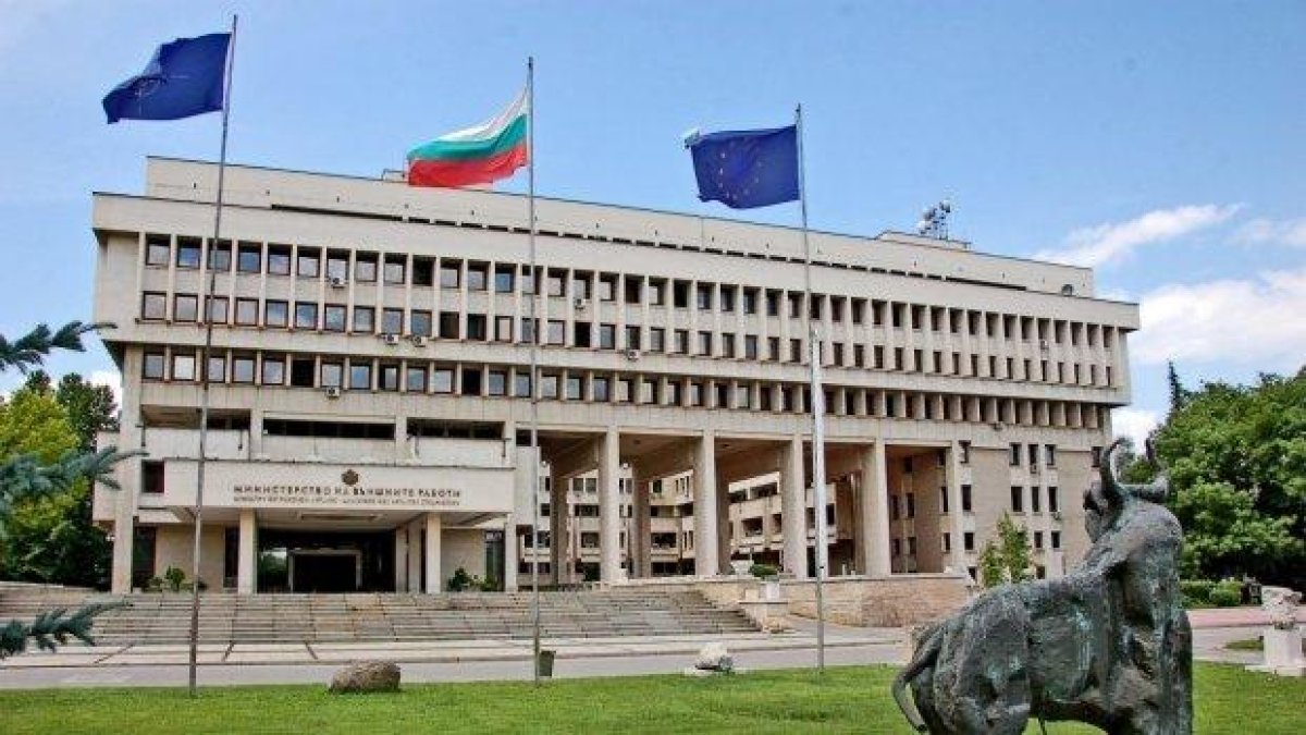Дипломатите остават без частни училища за децата си