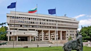 Дипломатите остават без частни училища за децата си