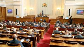 Писаните на коляно здравни промени минаха през парламента и пътуват към КС