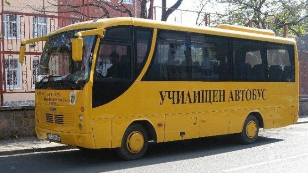 Четири деца пострадаха при катастрофа с училищен автобус край Бяла