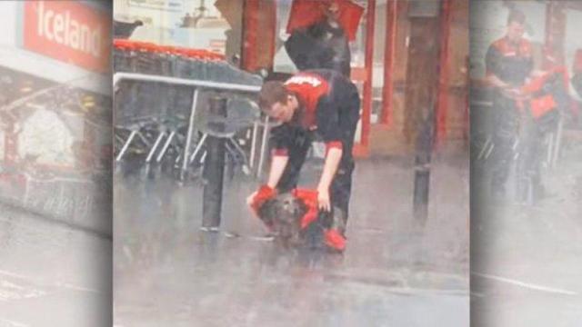 Вижте как младеж помогна на куче в проливен дъжд (видео)