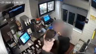 Жена бие и души служител в ресторант за бързо хранене заради кетчуп (видео)