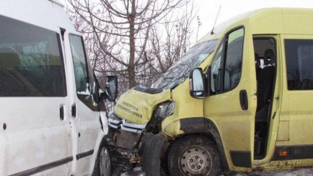 Дрифт с летни гуми е причината за катастрофата с училищния автобус