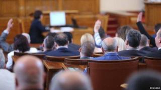 Грозното шоу на българските политици